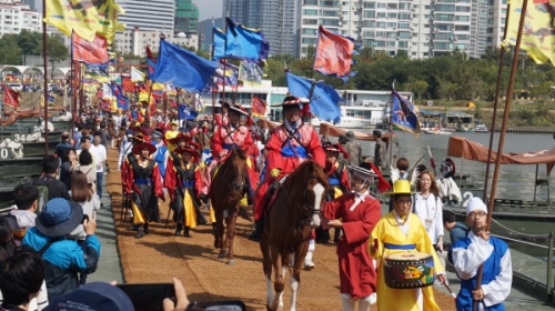 서울 한강 주교(배다리)를 건너는 능행차 행렬