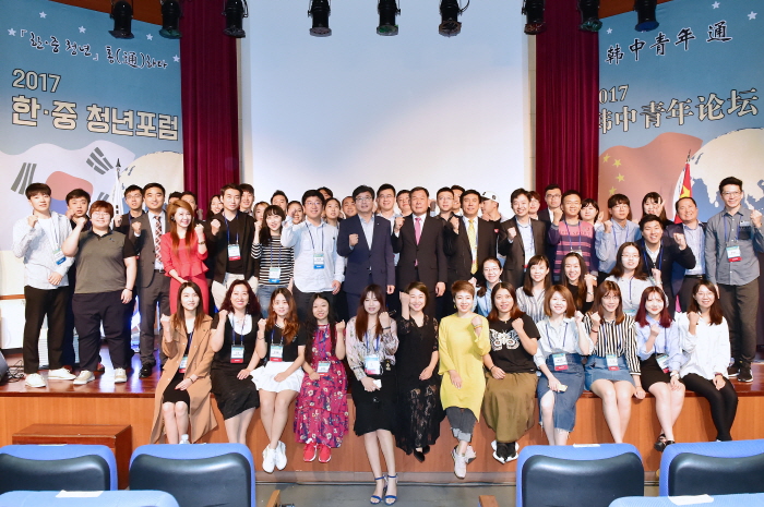 염태영 수원시장이 ‘2017 한·중 청년 포럼’에 참가한 한국과 중국의 청년들과 기념 촬영을 하고 있다. 