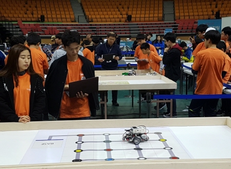 지능형로봇대회(퍼즐찾기), 참가자들의 표정이 진지하다. 