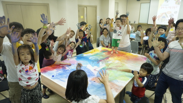 28일, 수원시립아이파크미술관 정문 앞 광장에서 미취학 아동부터 청소년·성인 등 지역주민 모두가 참여해 즐길 수 있는 '문화가 있는 날-마을 속 아트 스쿨' 행사가 열린다.