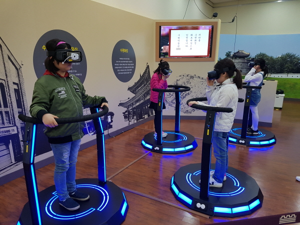 수원박물관 VR 체험존을 찾은 시민들.