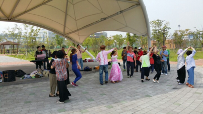 수원 중보들 공원에서 콜라보 팀이 생음악 반주에 맞추어 포크댄스 연습을 하고 있다.