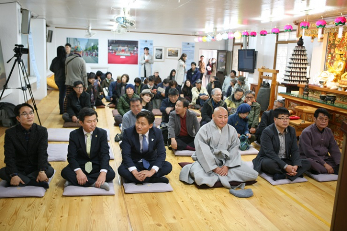 국제사진축제가 3일 오후 팔달사 법당 내에서 열렸다