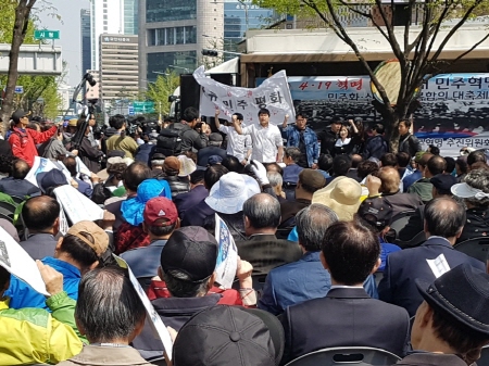 서울시청 광장에서 열린 사전행사 '4.19혁명 퍼포먼스' 
