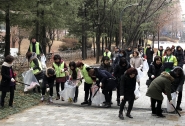 영통3동 주민들이 반달공원에서 쓰레기를 줍고 있다.