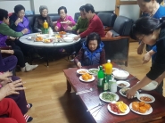 지동바르게살기 회원들이 경로당노인들에게 점심을 대접했다.