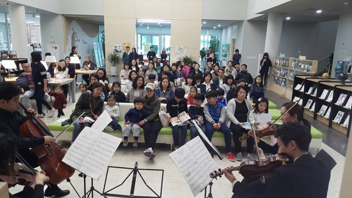 수원시립교향악단의 ‘찾아가는 예술무대’ (한림도서관)