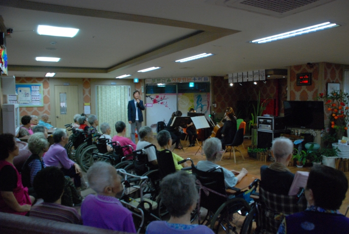 수원 어르신간호센터에서 열련 연주회