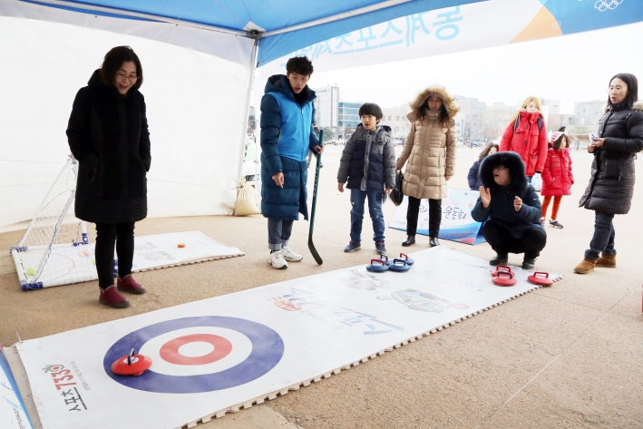 시민들이 동계 스포츠 종목인 컬링 체험을 하고 있다.