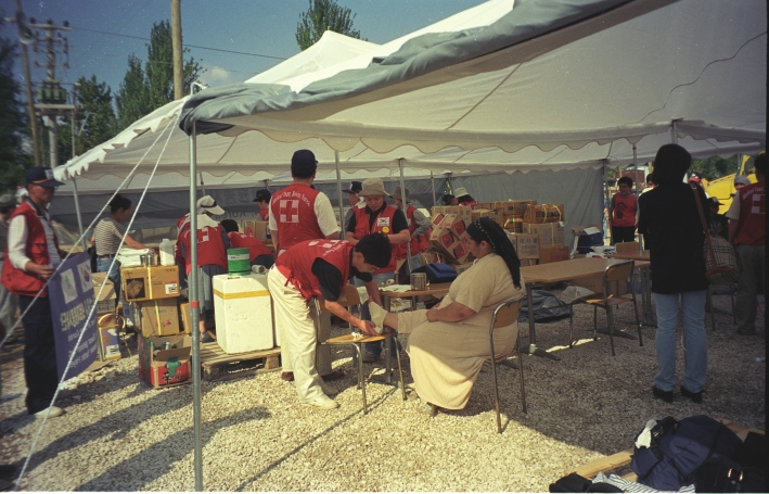 1999년 터키 지진 때 현지에서 부상자들을 돌보고 있는 수원시 의료봉사단