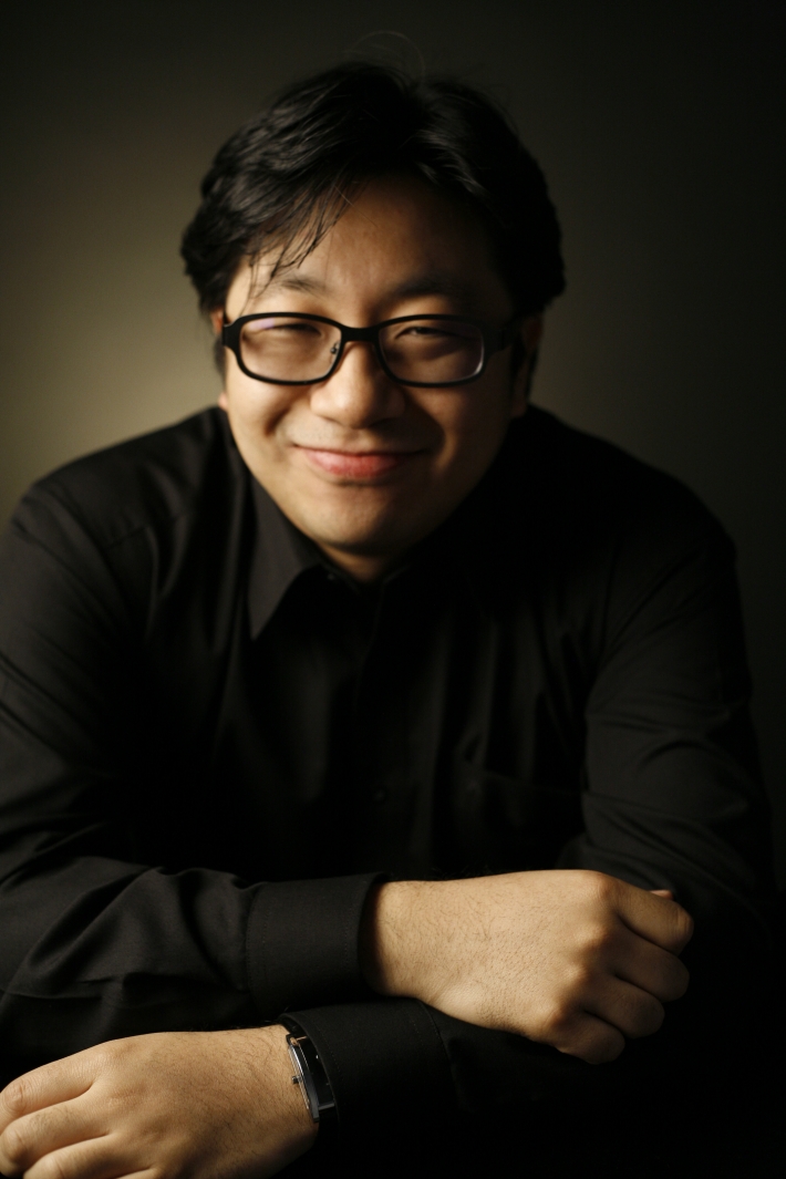 수원시립합창단 제167회 정기연주회가 '5월의 썸 타는 콘서트'를 객원 지휘하는 박지훈 지휘자 