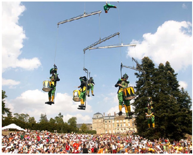 프랑스 초청작인 '인간모빌'은 장난감 병정 모양의 배우들이 거대한 크레인에 매달려 30~40미터 높이에서 타악을 연주하고 곡예사가 그네타기를 펼친다.