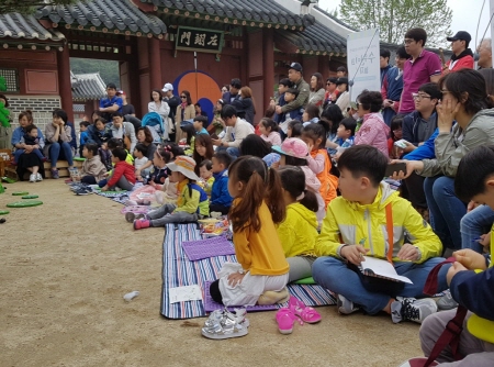 2018 수원이 캐릭터 상설공연 '수원이와 놀자'를 관람하고 있는 시민들 