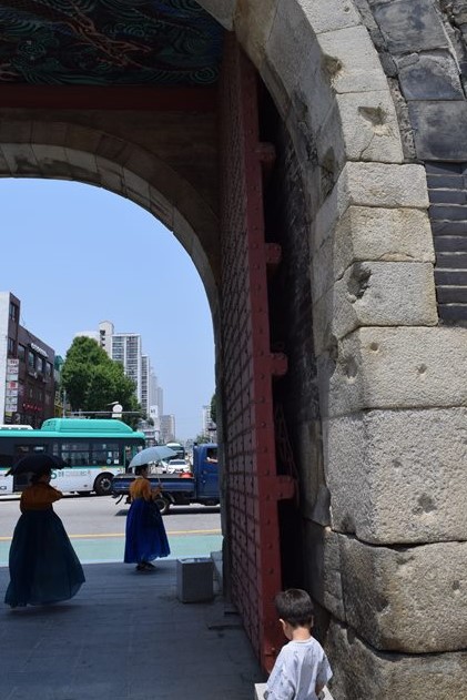 장안문 옹성 홍예문 석축에 6.25 전쟁때 총을 집중적으로 난사한 흔적이 역력하게 남아있다.  