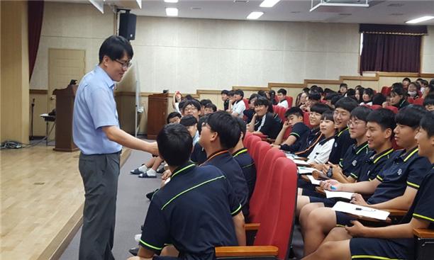 김상호 작가가 동수원중학교에서 '톡 까놓고 직업 톡(talk)'을 주제로 강연을 하고 있다. 