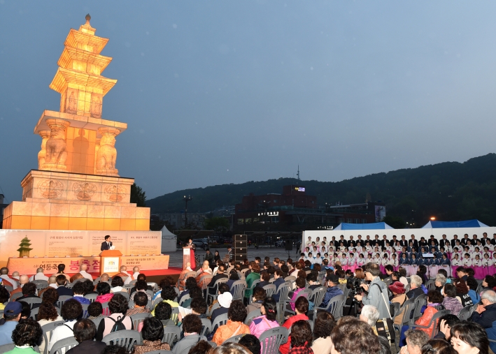 지난 1일 화성행궁 광장에서 열린 부처님 오신 날 봉축 점등식(사진 수원시 포토뱅크 김기수) 