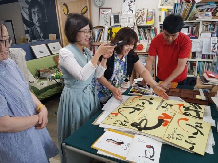 세계적으로도 유명한 동심화가 김문태 작가의 작업실을 찾아가서 글씨 쓰는 모습을 보다 