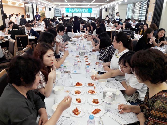 학생, 학부모 등으로 이뤄진 '맛 평가단'이 김치 맛을 평가하고 있다