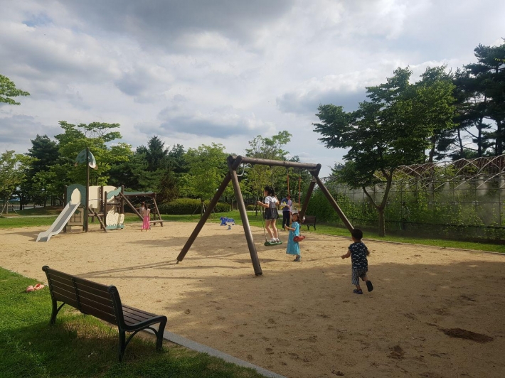 아이들이 서호공원 내 어린이 놀이터에서 뛰어 놀고 있다