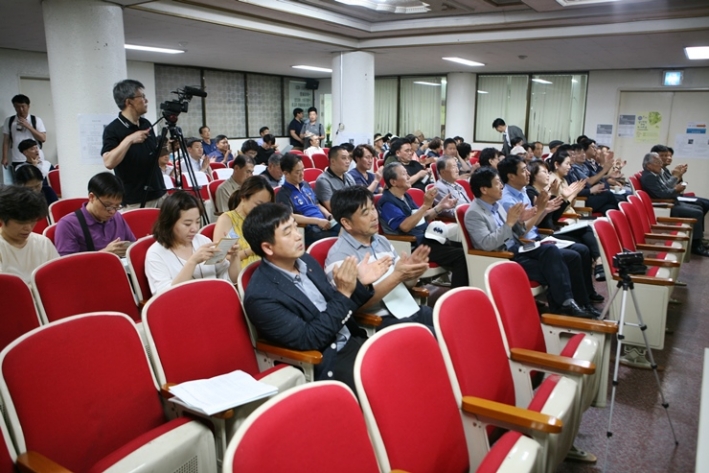 도시재생사업주민협의체 창립총회에 참석한 주민과 상인들