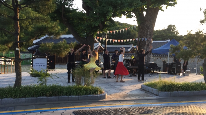 수원야행 예술공연4 '음악과 함께 춤을' 화령전 앞 은행나무 무대