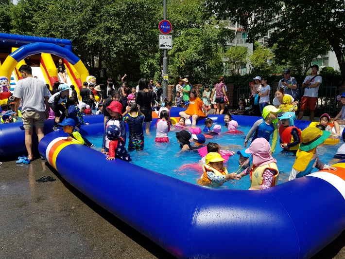 칠보183거리 축제 물놀이장에 모인 시민들 