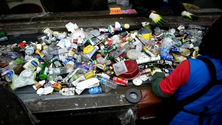 자원순환센터에서 재활용쓰레기를 분류하는 모습.