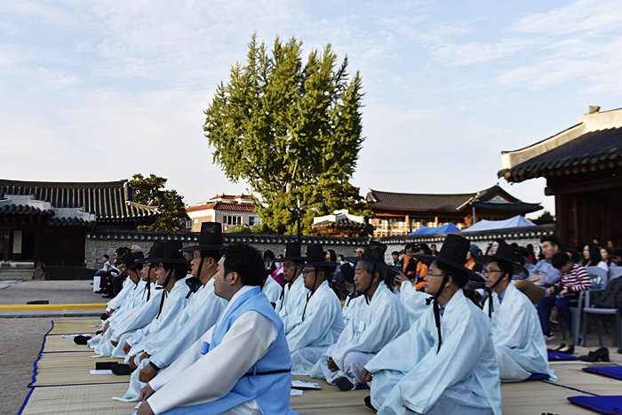 수원화성문화제 시민추진단 위원들이 하늘색 도포를 입고 고유별다례에 함께 참여하고 있다.