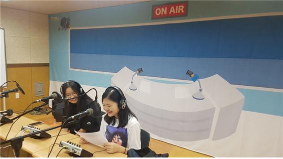 '라디오 팟캐스트 꿈의학교'에 참가한 청소년들이 팟캐스트 방송을 녹음 중이다