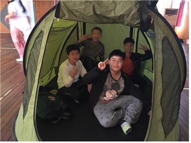 텐트안에서 낮잠자는 학생들