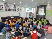 매원초등학교 학생들이 원천동 행복복지센터에서 설명을 듣고 있다.