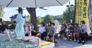 한국지역도서전에서 시민들이 낭독공연을 듣고 있다.