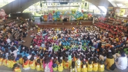 어린이 안전문화 축제 식전행사에 참여한 어린이와 주민들
