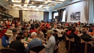 2018 연무동 경로잔치에 참석한 노인들이 맛있게 식사하고 있다.