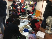 권선2동 통장협의회 회원들이 분주하게 음식을 준비하고 있다.