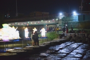 지난 달 30일 2018 수원등불축제가 열리고 있는 원천천에서 원천동 주민자치센터 프로그램 수강생이 공연을 하고 있고 관람객들이 공연을 관람하고 있다. 