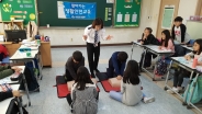 효천초등학교 4학년 학생들이 생활안전지도사의 지도에 따라 심폐소생술을 실습하고 있다.
