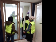 금호동 그린리더협의회 회원들이 어려운 이웃의 거실 창문에 에어캡 시공사업을 전개하면서 좋은 반응을 얻고 있다. 