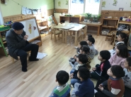 권영섭 회장이 아이들에게 캐릭터를 통해 인성교육을 하고 있는 모습