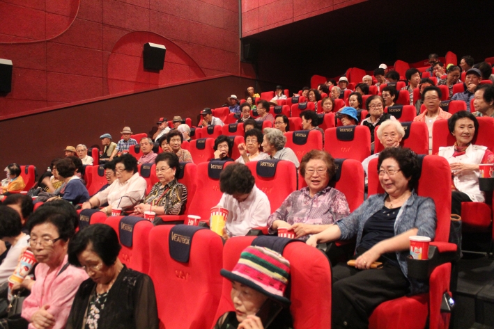 문화활동으로 극장에서 영화를 보는 어르신들