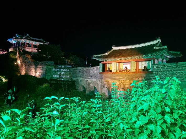 유네스코 세계유산인 수원화성 화홍문에서 문화재 야행 공연이 열리고 있다