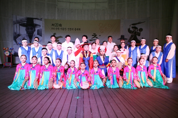 만석공원 무대에서 열린 '박경현의 전통 춤' 출연자들
