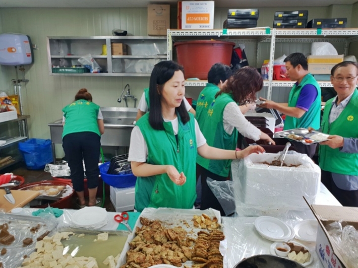 팔달새마을협의회와 지동새마을부녀회 회원들이 음식을 담아내고 있다 