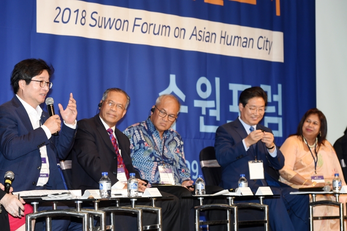 염태영 수원시장이 도시 정상들과의 대화에서 발언하고 있다