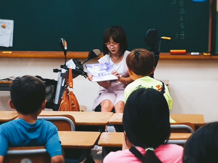 학교에서 책읽기 봉사로 장애는 창피한 일이 아니라는 사실을 보여준다는 김미희 씨
