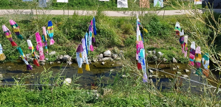 여러가지 형태의 깃발들이 걸려있는 '수원화성깃발전'