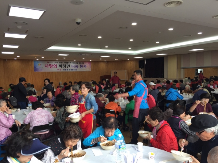 수원시 장안구 파장동(동장 임유정)에서는 지난 8일「짜장면 데이」행사를 열었다.