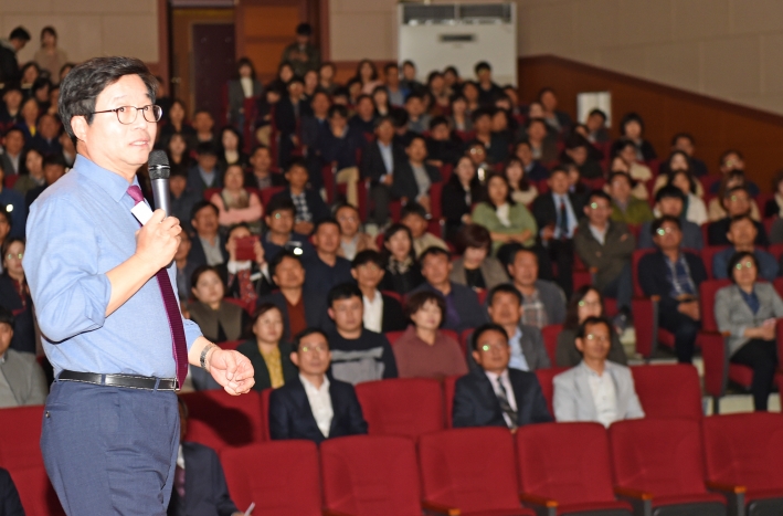 염태영 수원시장이 전남 구례군 섬진아트홀에서 수원시의 정책과 혁신 사례를 소개하고 있다.