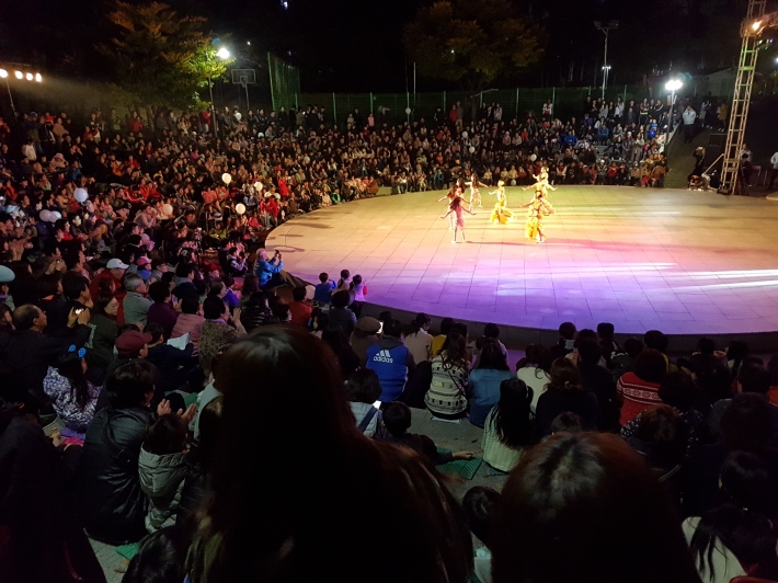 지역주민이 참여한 지역참여형축제를 즐기고 있다. 