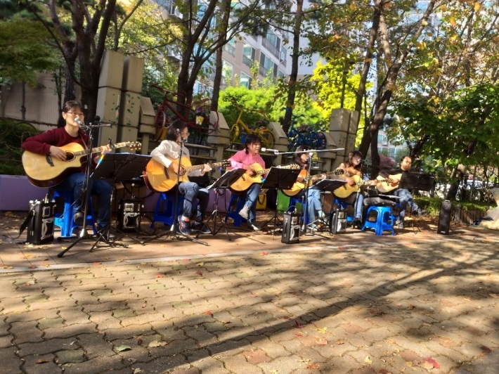 '라온우리' 기타 동아이팀. 라온우리의 통기타 연주와 노래 가을바람 삼합이 제대로인 모꼬지 길